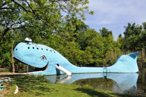 Ein Pflichtmotiv: The Blue Whale in Catoosa, Oklahoma. Er diente in früheren Zeiten als Steg im Waldbad.