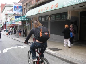 Immer die Harley im Herzen: Kerstin beim durchqueren von Chinatown.