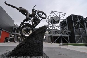 Vor dem Harley-Museum in Milwaukee.