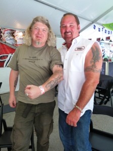 Harley-Dealer John und Jens im Tattoo-Vergleich.