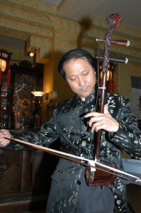 Das Spiel auf der Erhu, der chinesischen Geige, beherrscht Wirt und Küsntler Jiang Guo Lu vortrefflich.