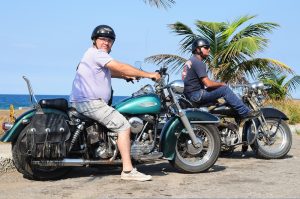 Ernesto Guevara (li) mit Kumpel in Havanna auf seiner 49er Panhead.